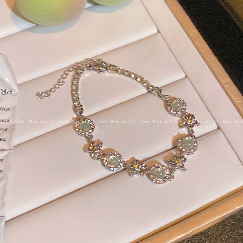 The green flower starfish bracelet is retro and elegant