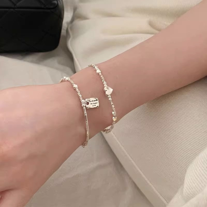 A few pairs of irregularly broken silver bracelets with heart-shaped square brand bamboo joints