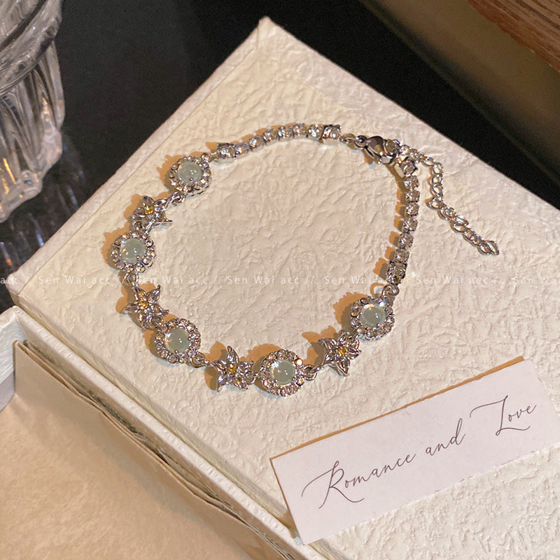 The green flower starfish bracelet is retro and elegant