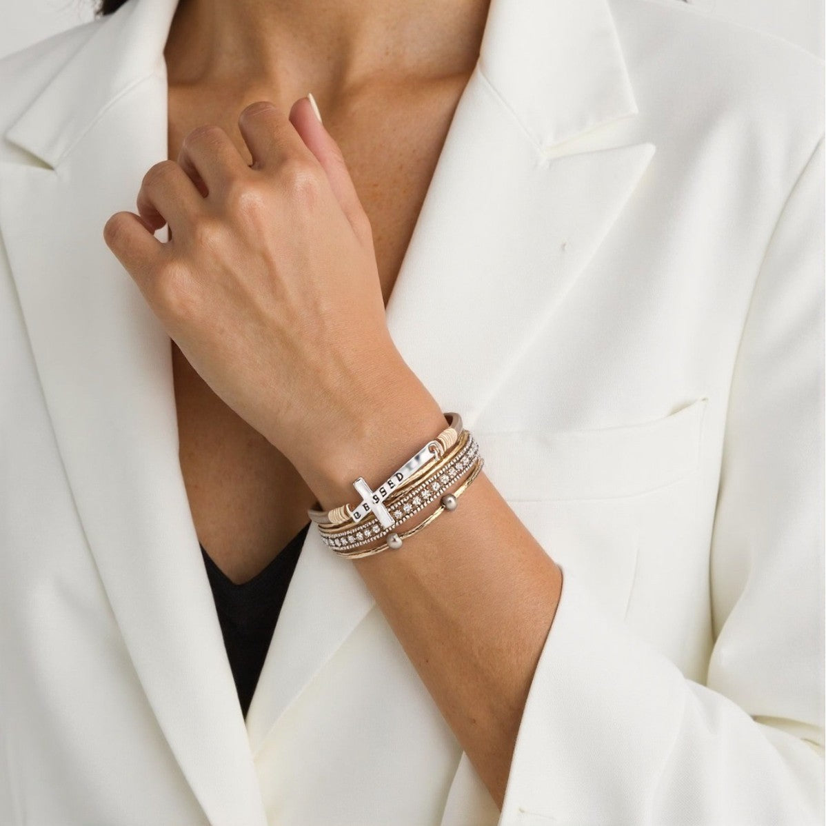 Cross bracelet with slightly set diamond magnetic clasp