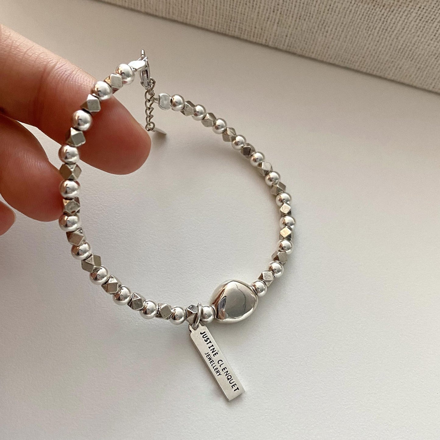 A few pairs of irregularly broken silver bracelets with heart-shaped square brand bamboo joints