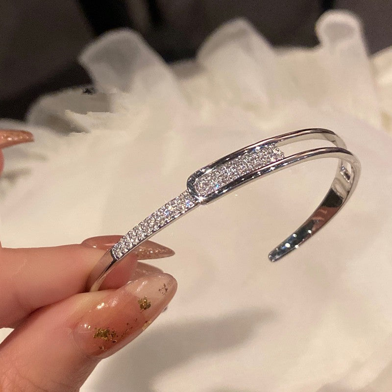 A few pairs of irregularly broken silver bracelets with heart-shaped square brand bamboo joints