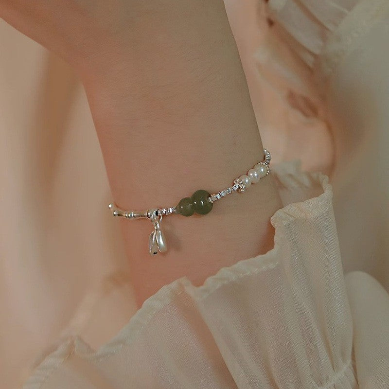 A few pairs of irregularly broken silver bracelets with heart-shaped square brand bamboo joints