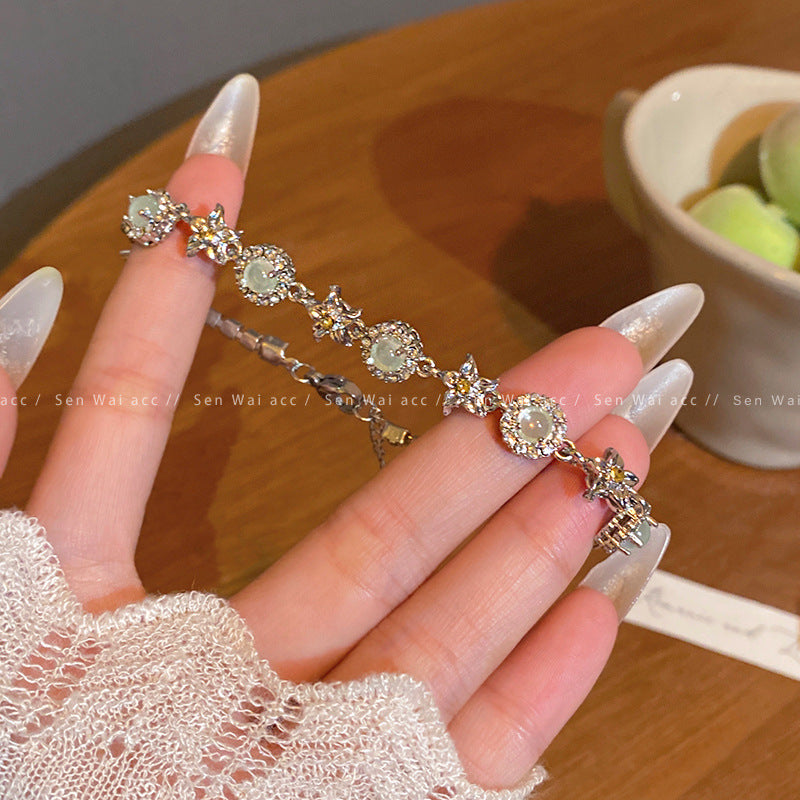 The green flower starfish bracelet is retro and elegant