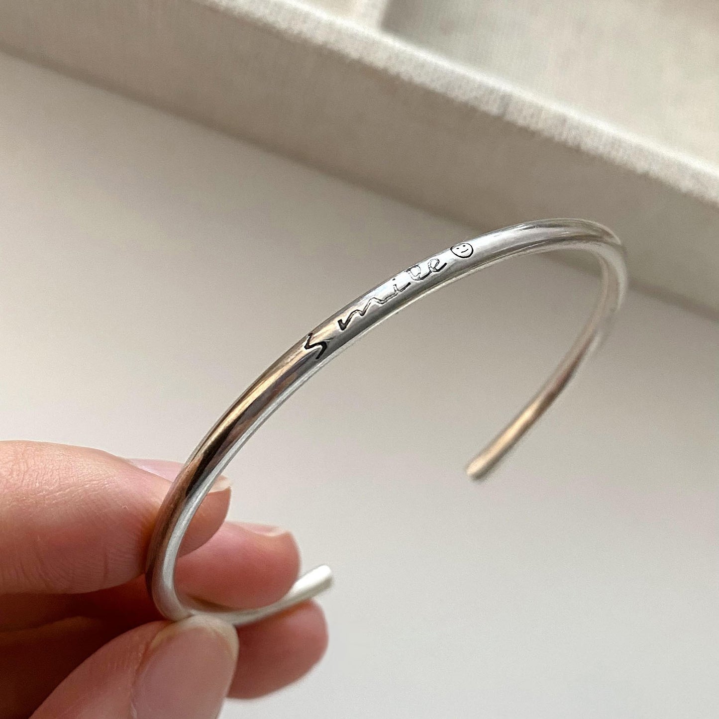 A few pairs of irregularly broken silver bracelets with heart-shaped square brand bamboo joints