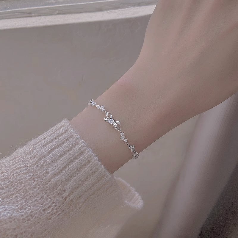 A few pairs of irregularly broken silver bracelets with heart-shaped square brand bamboo joints