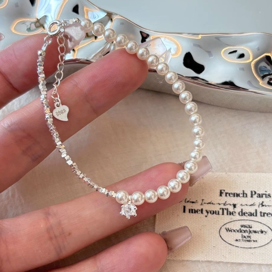 A few pairs of irregularly broken silver bracelets with heart-shaped square brand bamboo joints