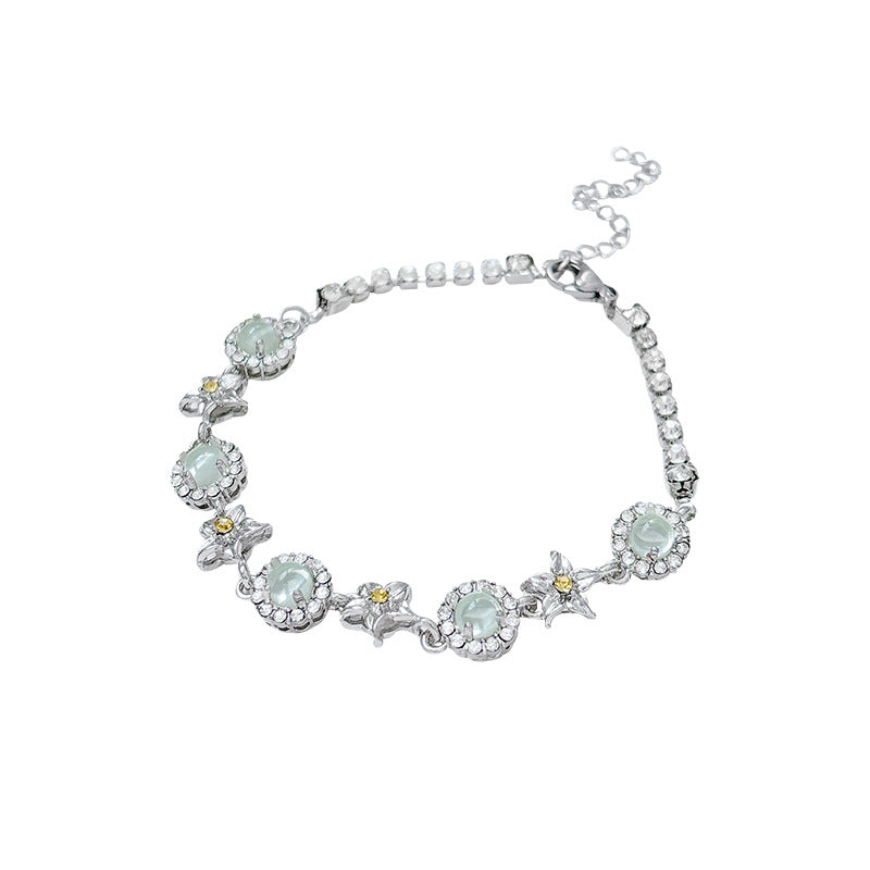 The green flower starfish bracelet is retro and elegant