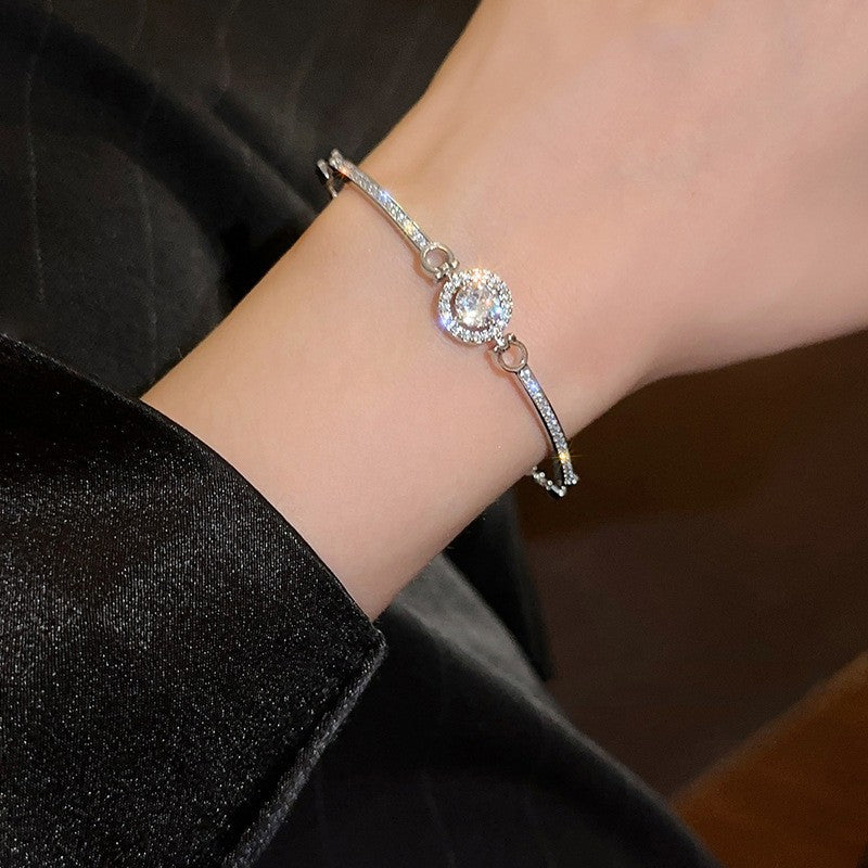 A few pairs of irregularly broken silver bracelets with heart-shaped square brand bamboo joints