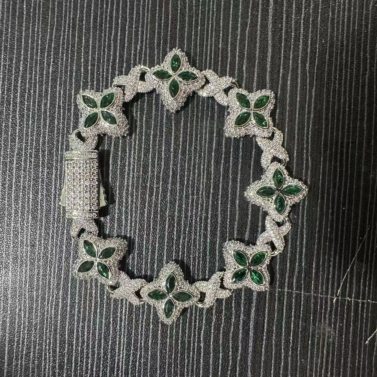Four-leaf clover bracelet in zircon colors