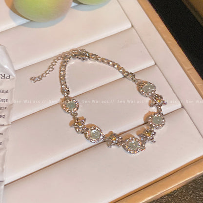 The green flower starfish bracelet is retro and elegant