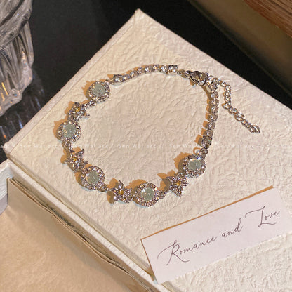 The green flower starfish bracelet is retro and elegant