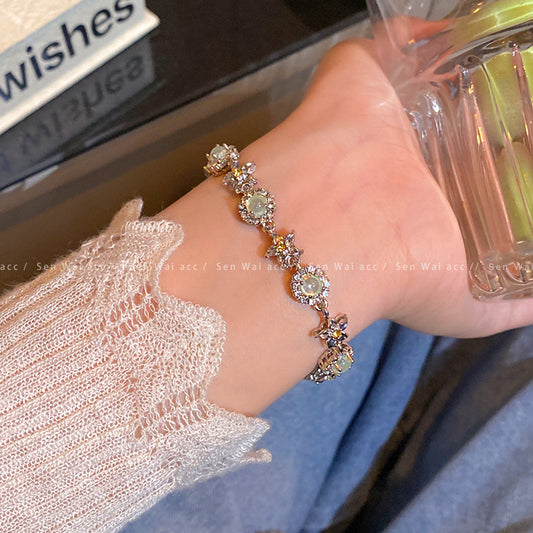 The green flower starfish bracelet is retro and elegant