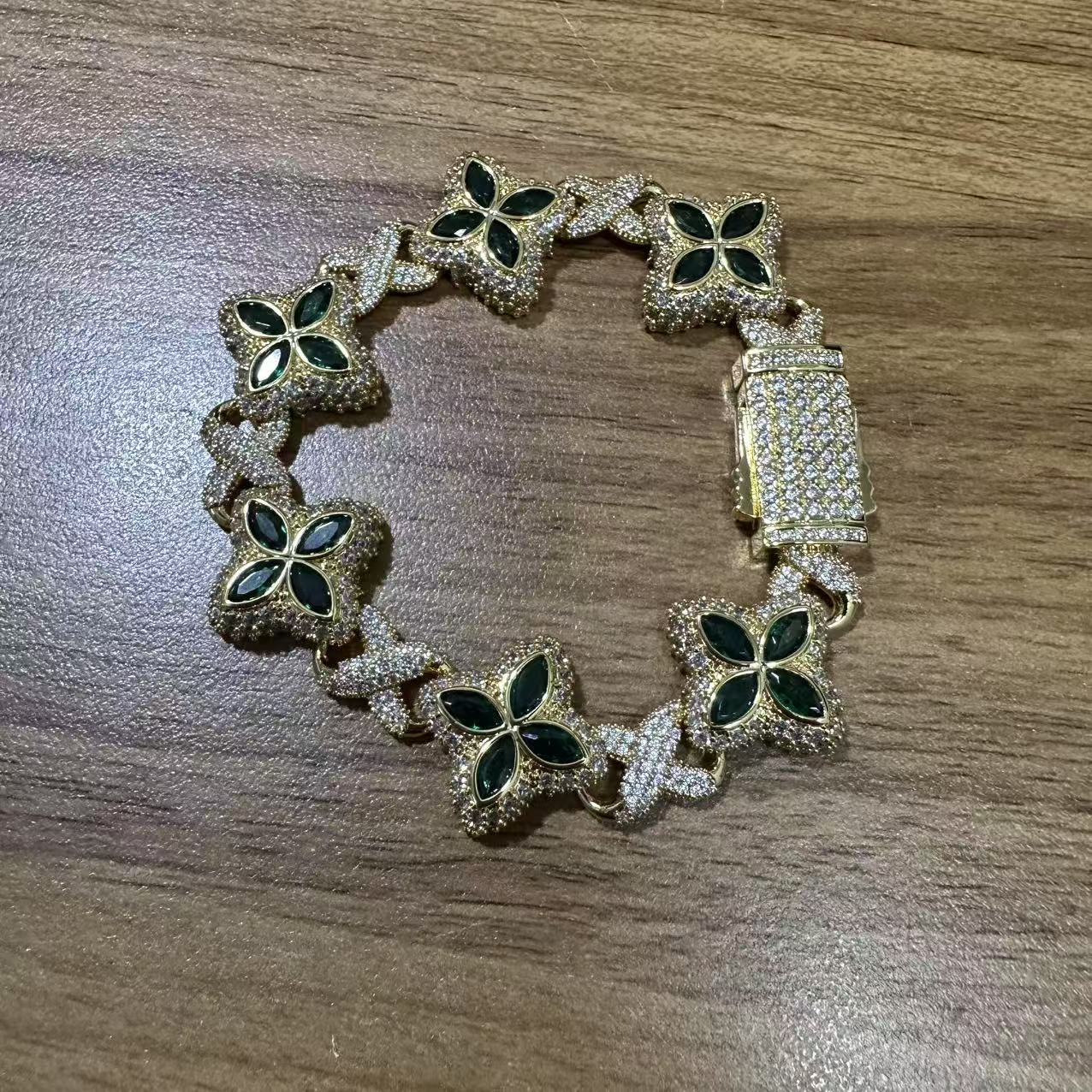 Four-leaf clover bracelet in zircon colors