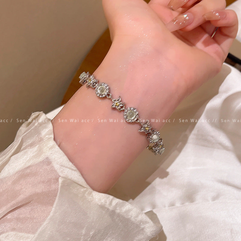 The green flower starfish bracelet is retro and elegant