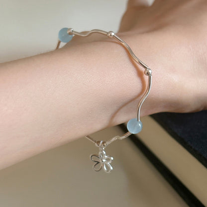 The wave-shaped round bead bracelet has a natural charm and an S-shaped curved tube