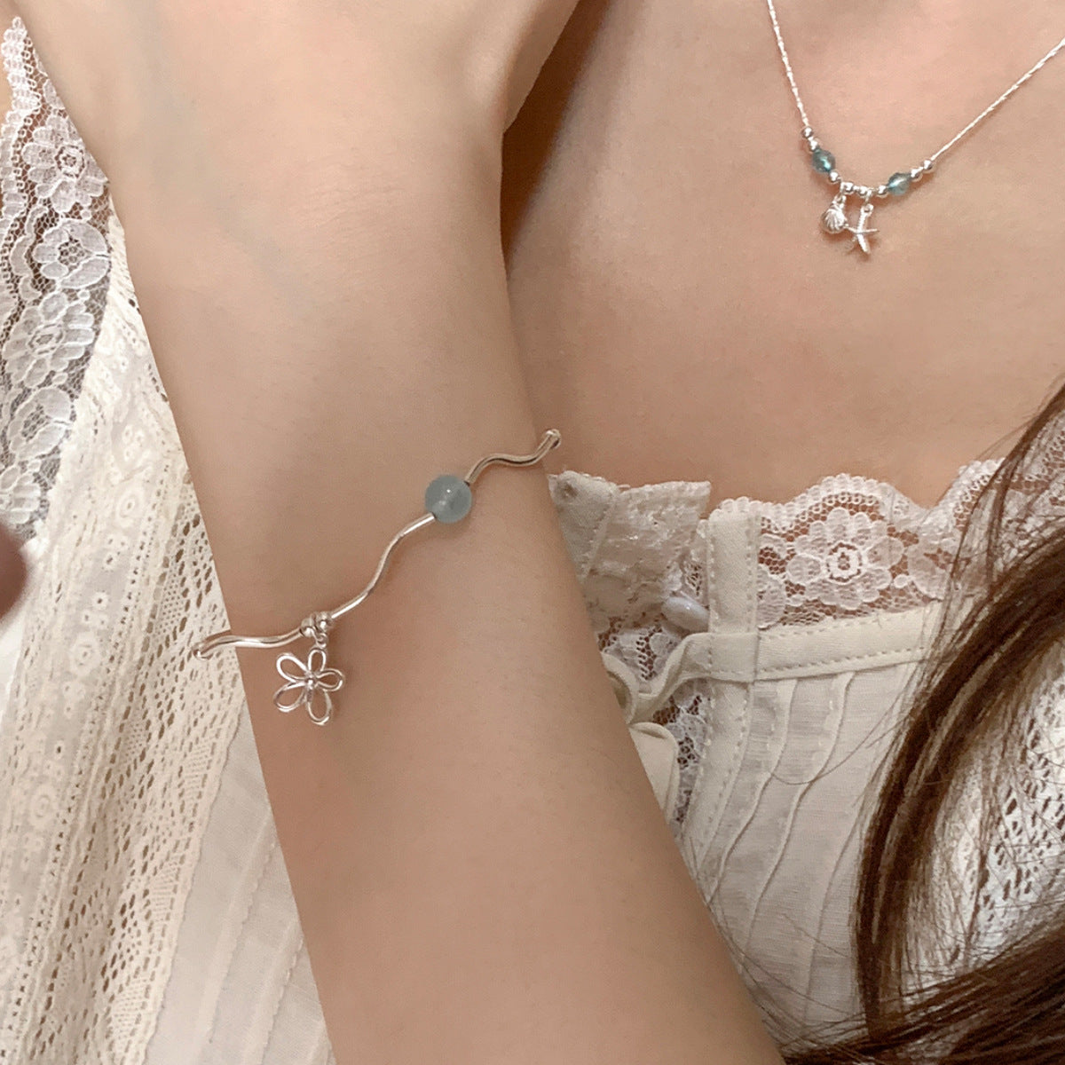 The wave-shaped round bead bracelet has a natural charm and an S-shaped curved tube