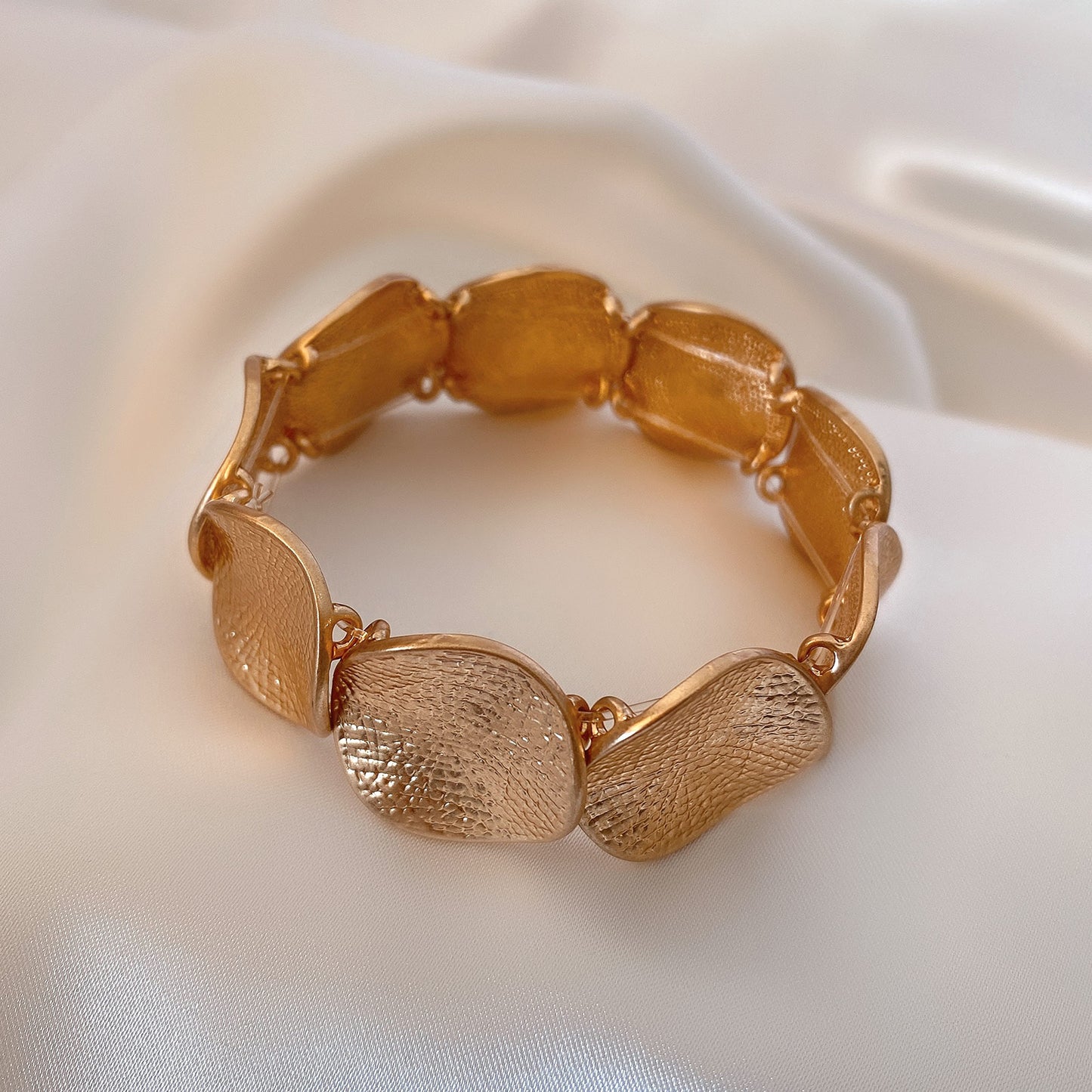 Simple circular spliced metal bracelet