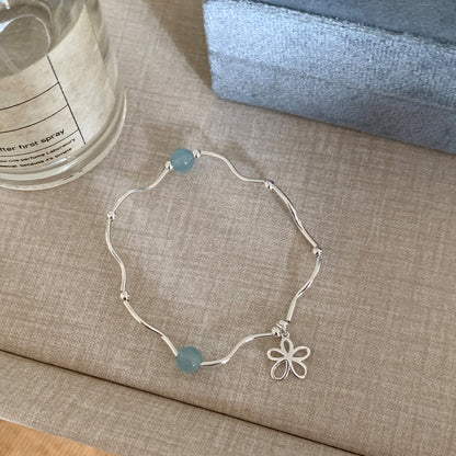 The wave-shaped round bead bracelet has a natural charm and an S-shaped curved tube