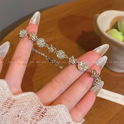 The green flower starfish bracelet is retro and elegant
