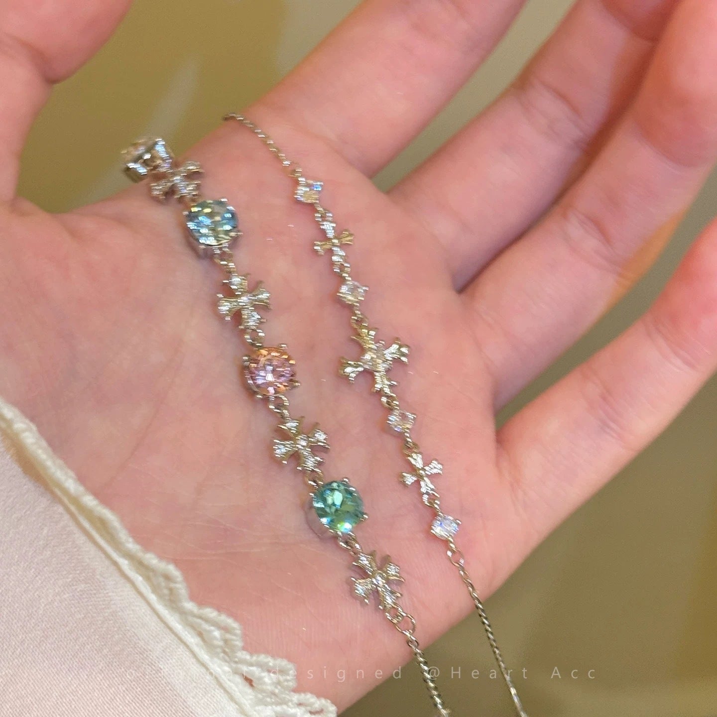 Cold and elegant silver cross bracelet