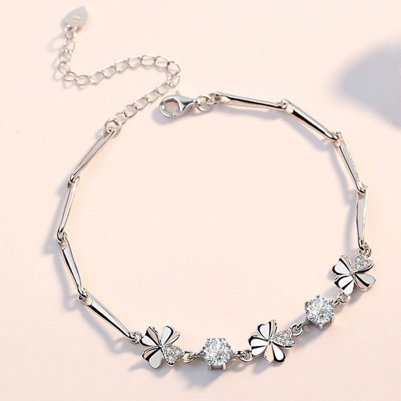 A few pairs of irregularly broken silver bracelets with heart-shaped square brand bamboo joints