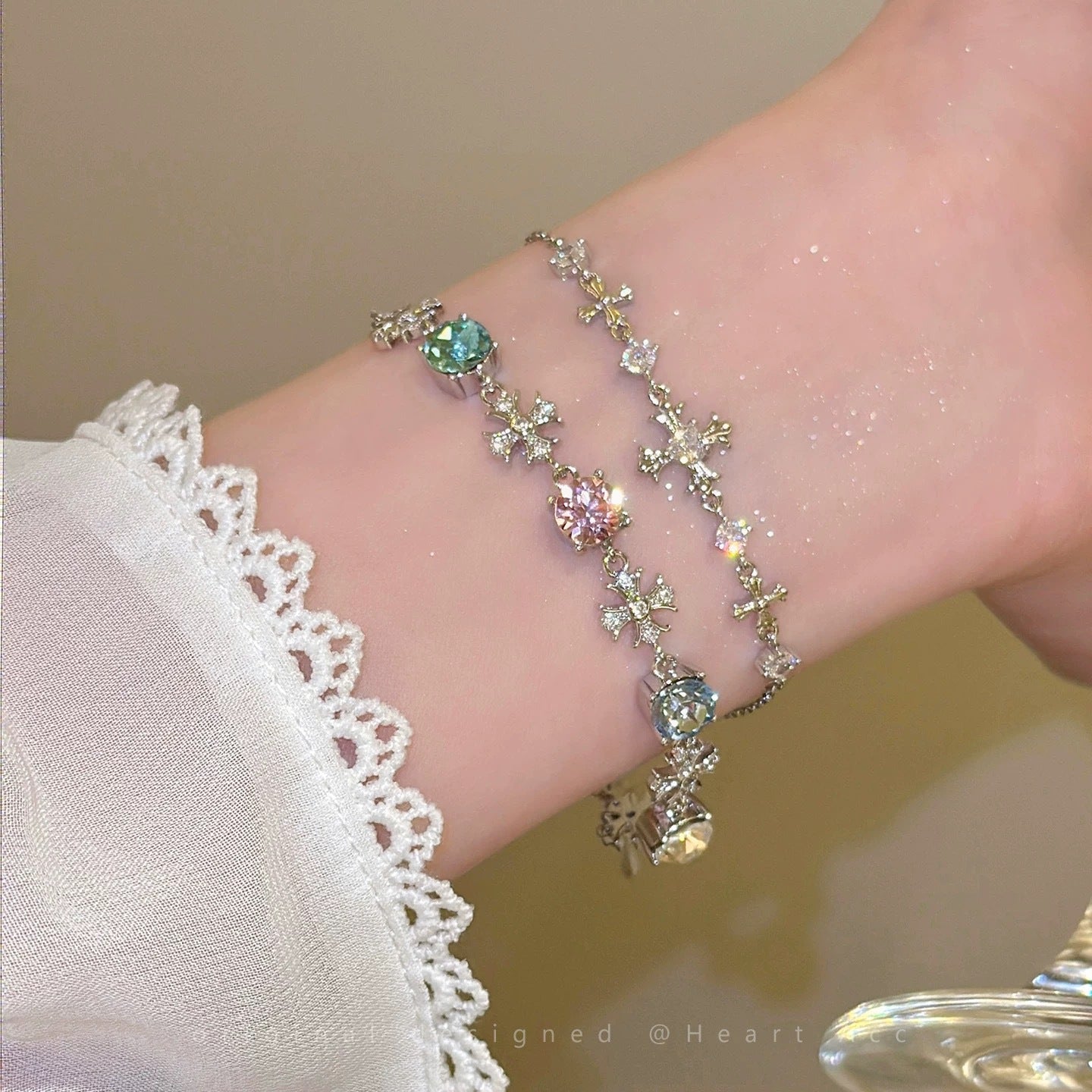 Cold and elegant silver cross bracelet
