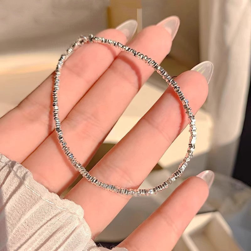 A few pairs of irregularly broken silver bracelets with heart-shaped square brand bamboo joints