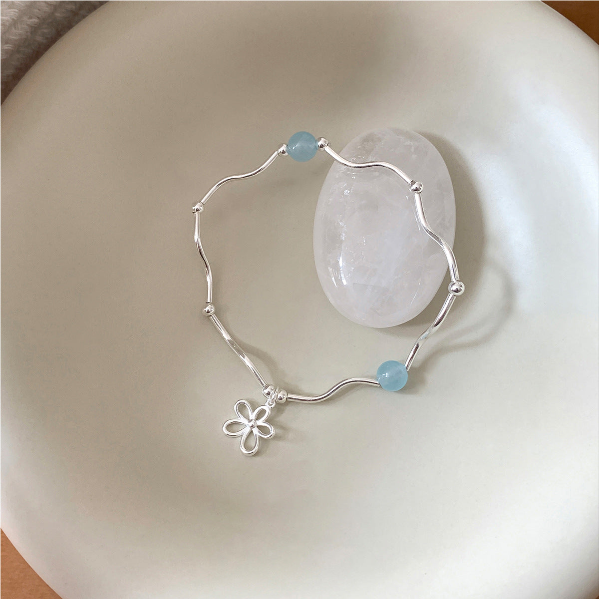 The wave-shaped round bead bracelet has a natural charm and an S-shaped curved tube