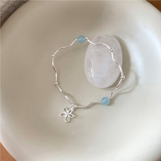 The wave-shaped round bead bracelet has a natural charm and an S-shaped curved tube