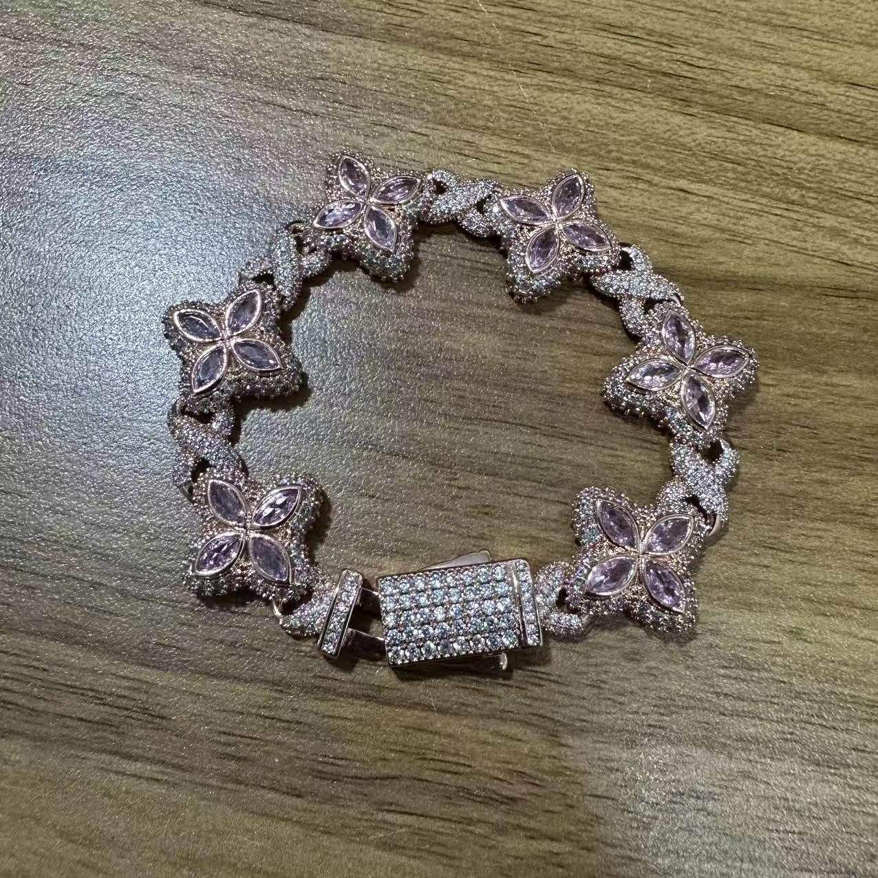 Four-leaf clover bracelet in zircon colors